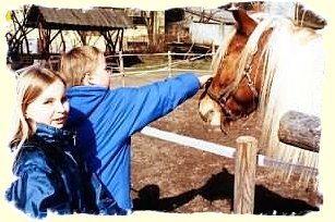 Schulkinder auf dem Reiterhof